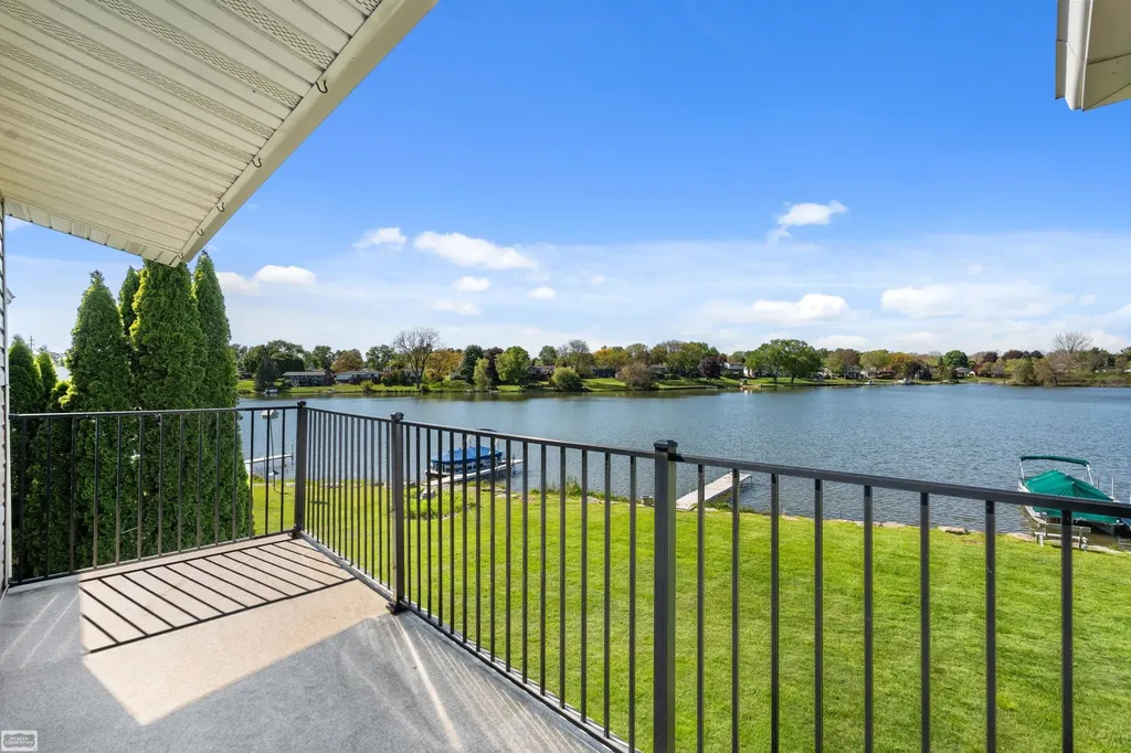 4960 Lake Point Drive Waterford Charter Township MI 48329