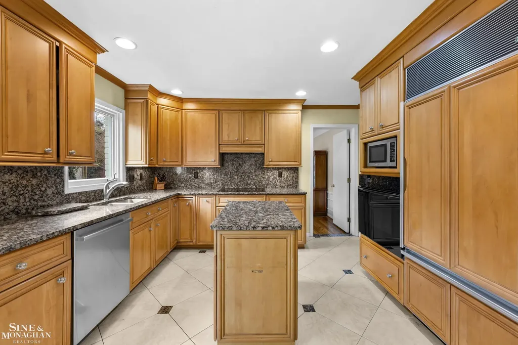 11 Wellington Place Grosse Pointe City MI 48230