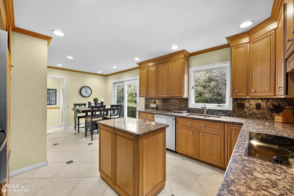 11 Wellington Place Grosse Pointe City MI 48230
