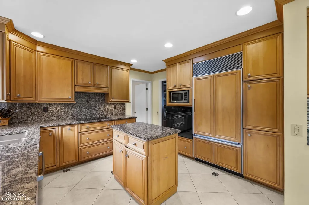 11 Wellington Place Grosse Pointe City MI 48230