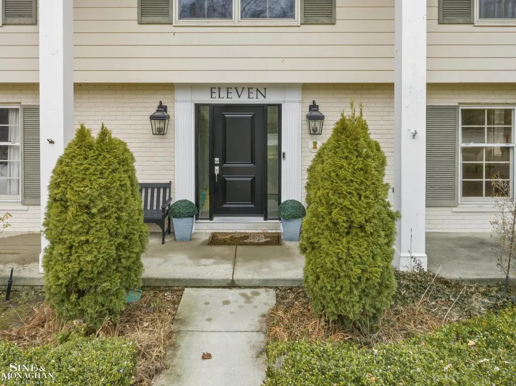 11 Wellington Place Grosse Pointe City MI 48230