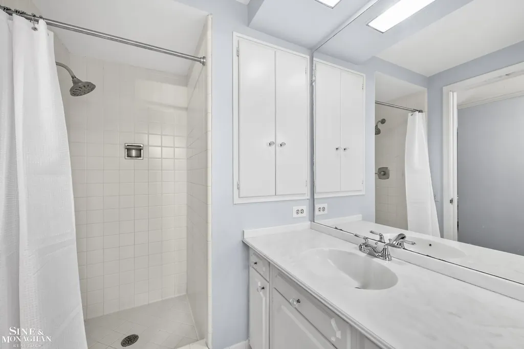11 Wellington Place Grosse Pointe City MI 48230
