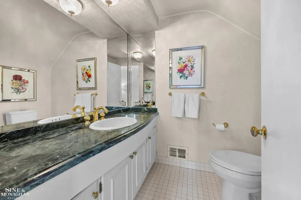 11 Wellington Place Grosse Pointe City MI 48230