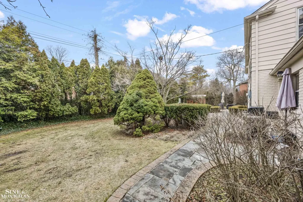 11 Wellington Place Grosse Pointe City MI 48230
