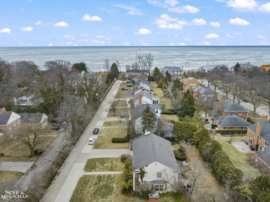 11 Wellington Place Grosse Pointe City MI 48230
