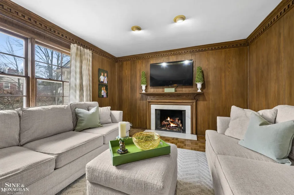11 Wellington Place Grosse Pointe City MI 48230