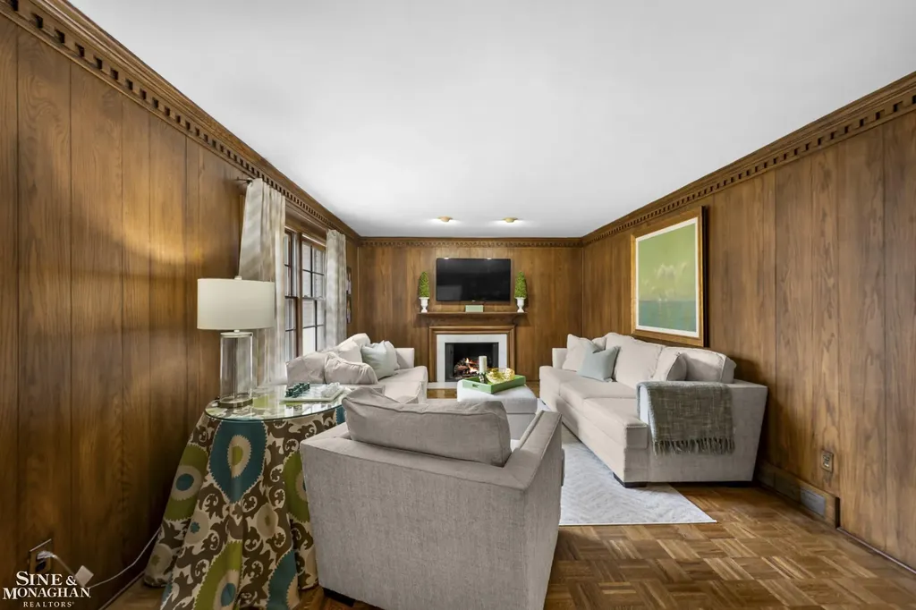 11 Wellington Place Grosse Pointe City MI 48230