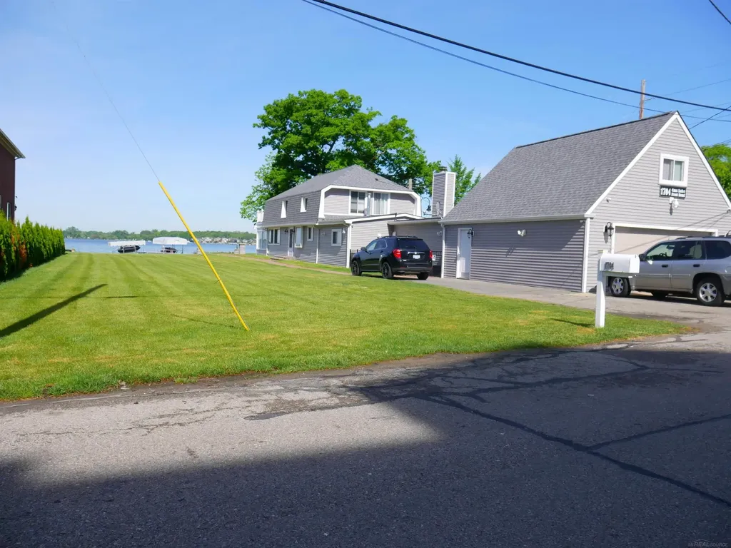 1704 Cass Lake Front Road Keego Harbor City MI 48320
