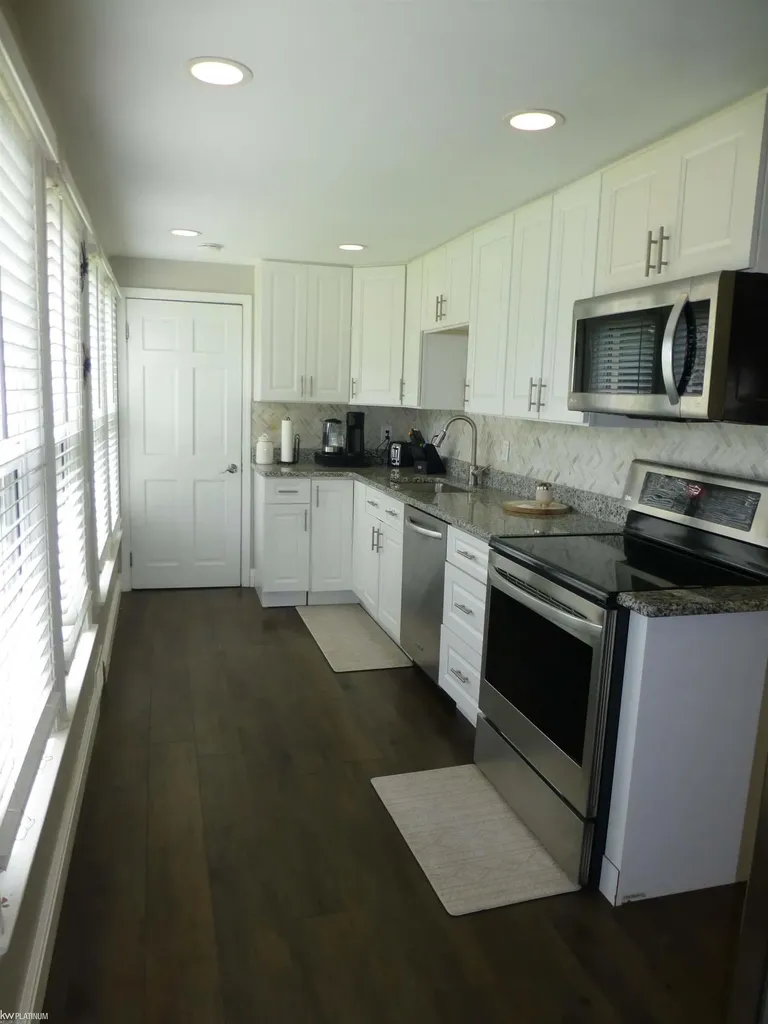 5544 Meadow View Street Sterling Heights City MI 48310