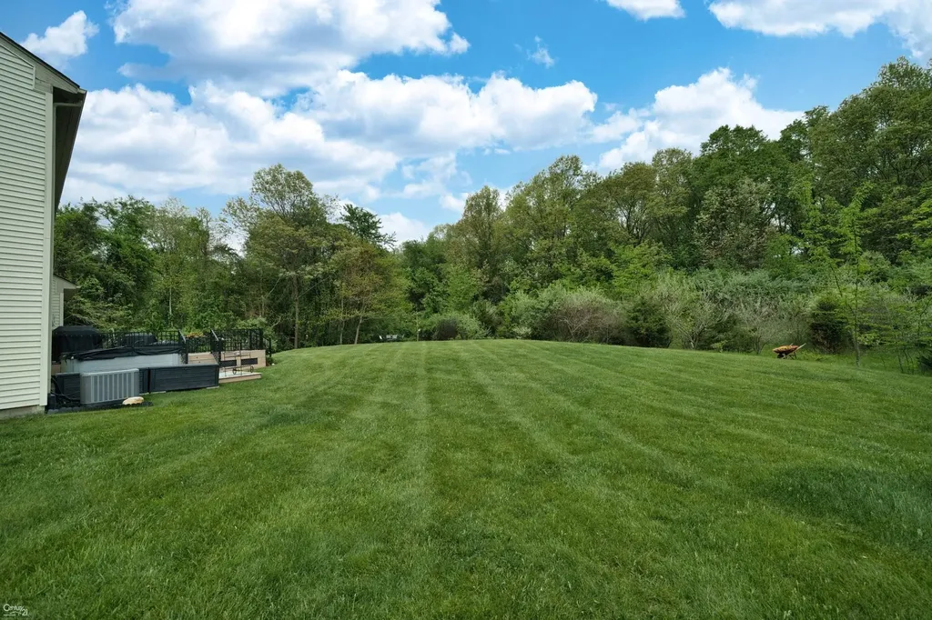 2812 Steeplechase Street Highland Charter Township MI 48357