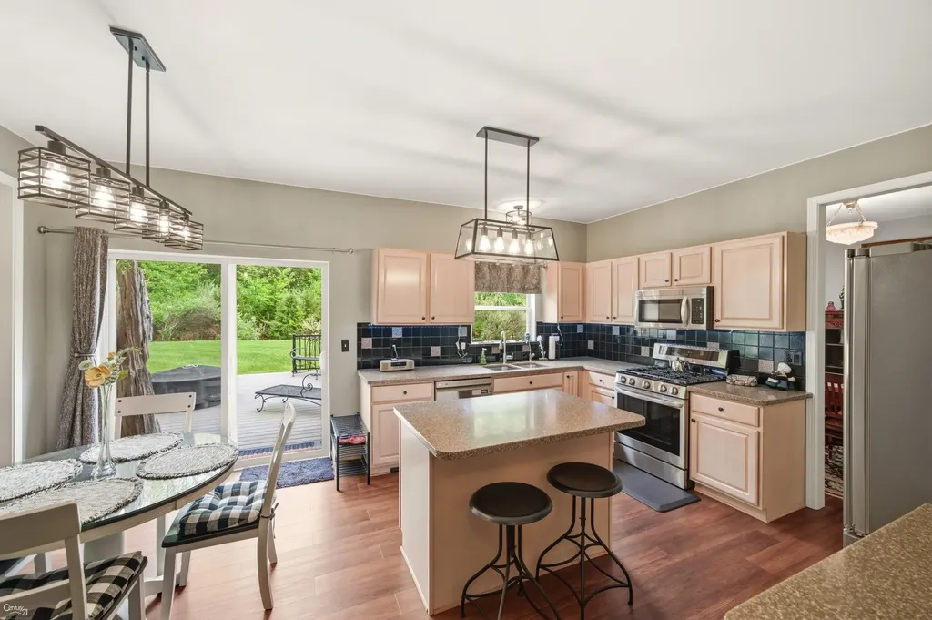 2812 Steeplechase Street Highland Charter Township MI 48357