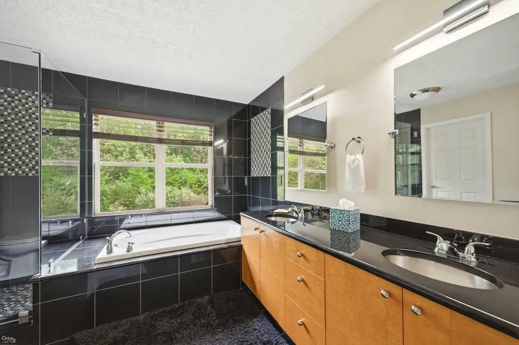 2812 Steeplechase Street Highland Charter Township MI 48357