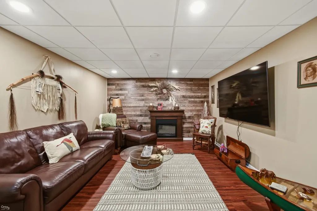 2812 Steeplechase Street Highland Charter Township MI 48357