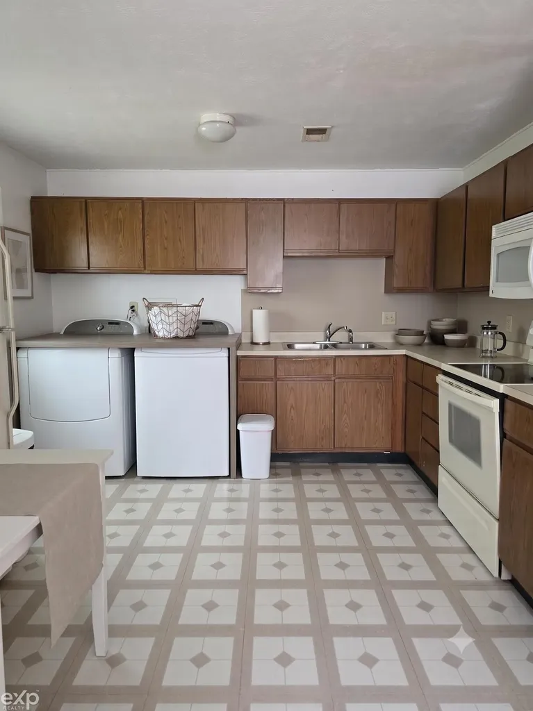 2812 Cabot Drive Lansing City MI 48911