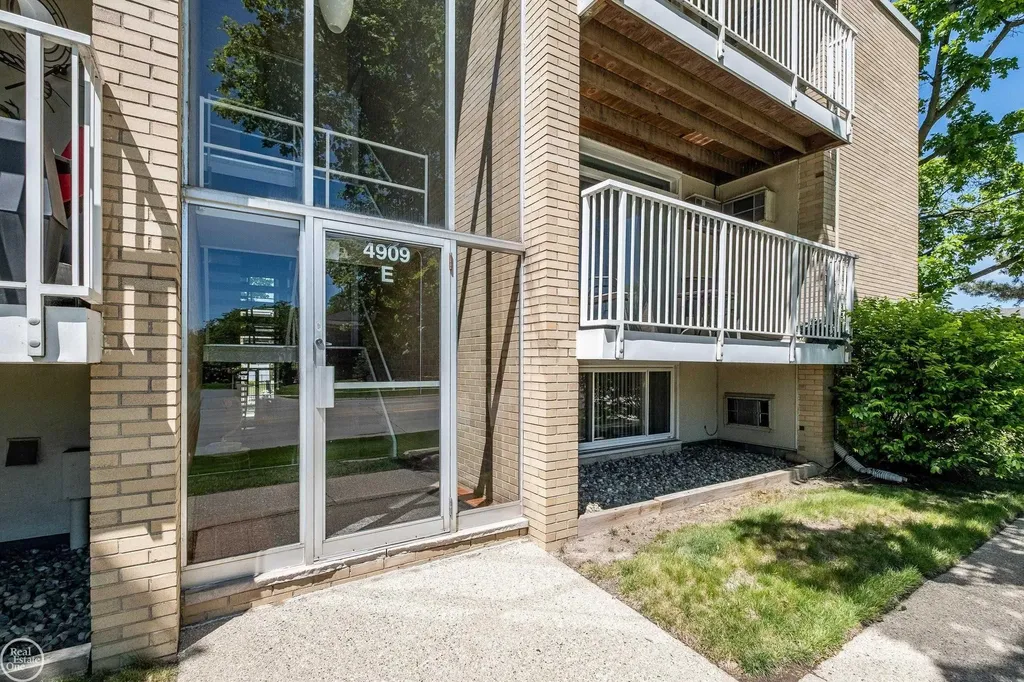 4909 Crooks Road Royal Oak City MI 48073