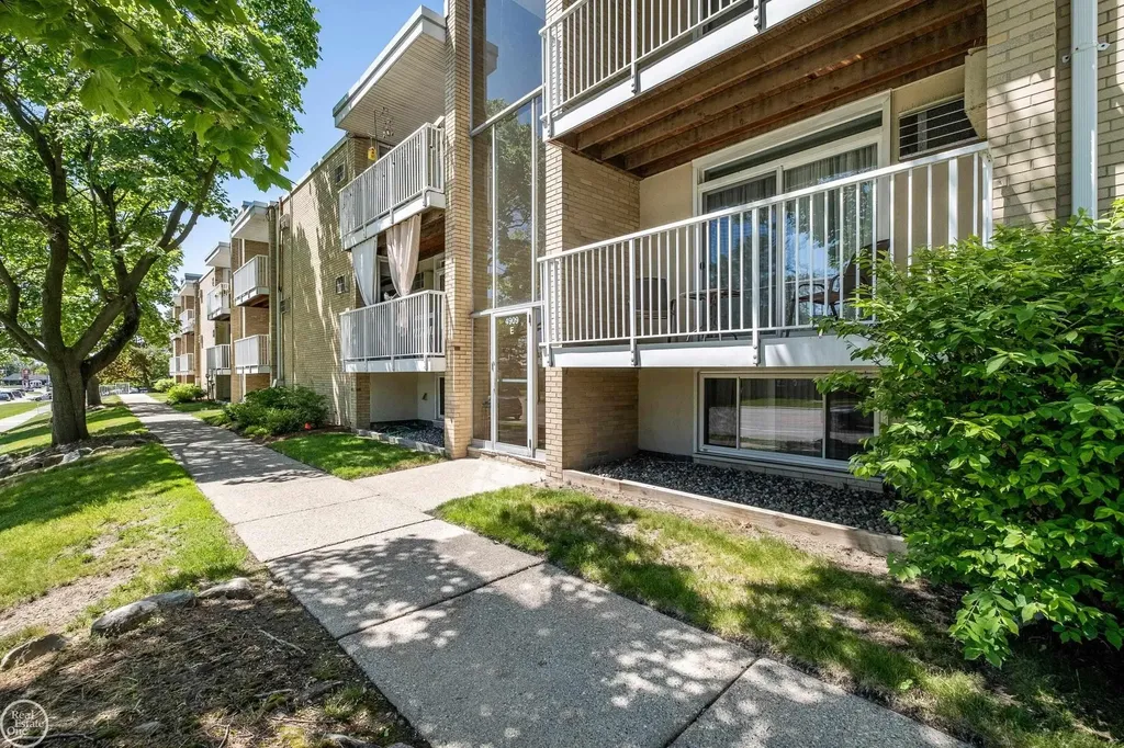 4909 Crooks Road Royal Oak City MI 48073