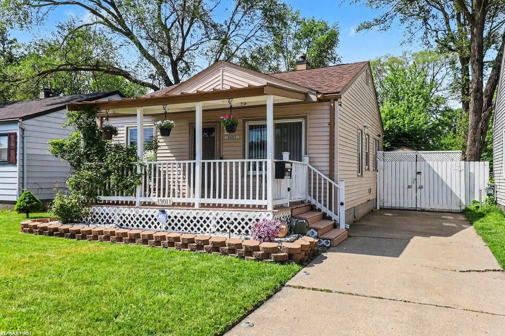 13011 Sidonie Avenue Warren City MI 48089