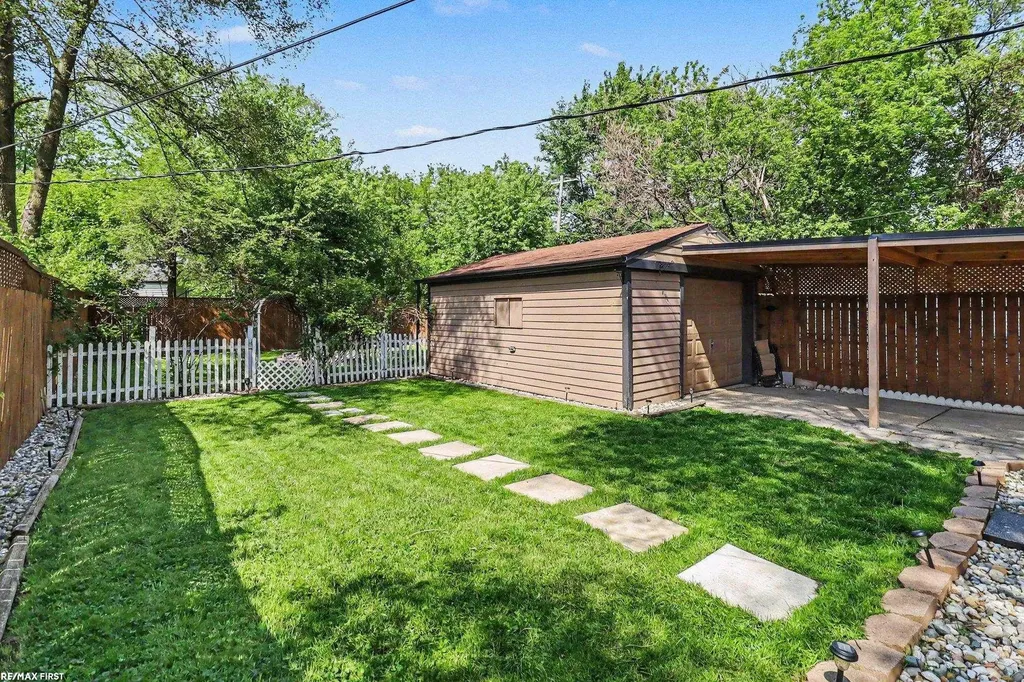 13011 Sidonie Avenue Warren City MI 48089