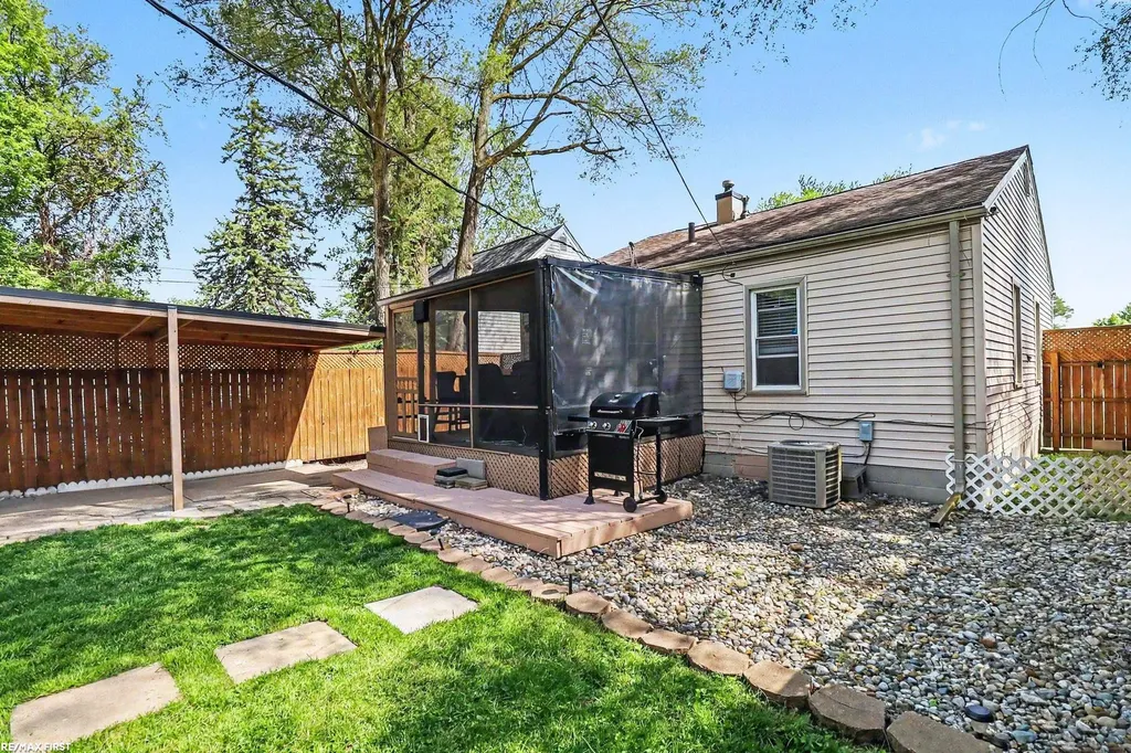 13011 Sidonie Avenue Warren City MI 48089