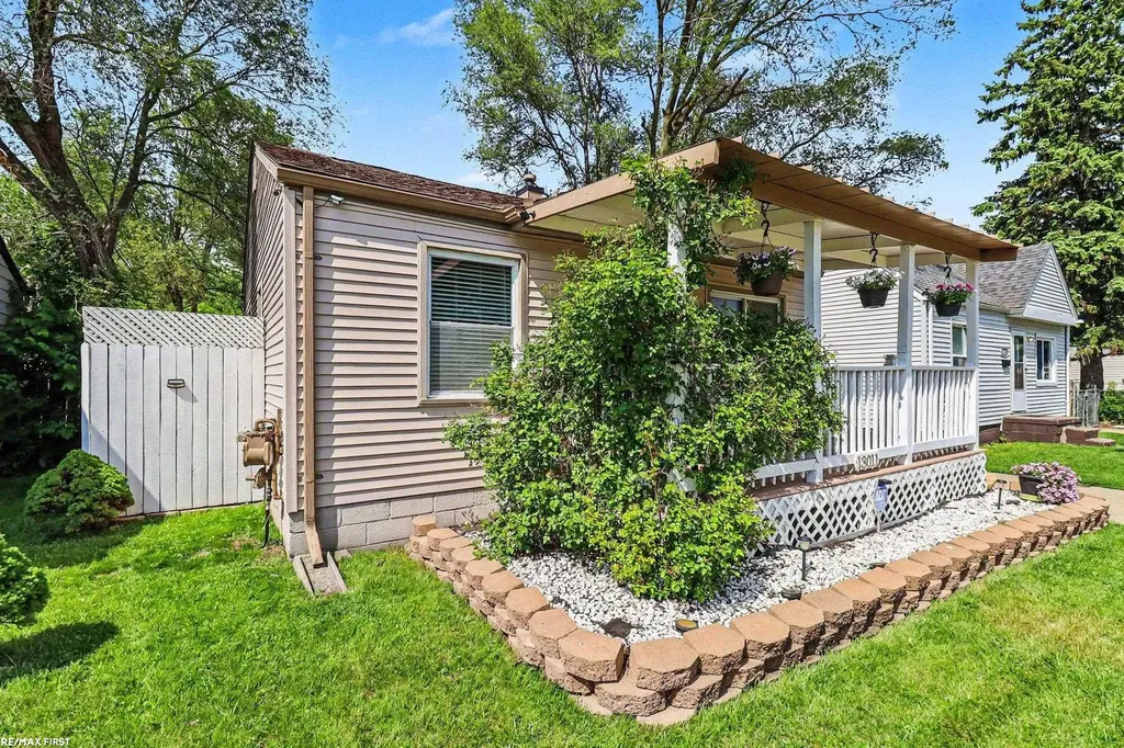 13011 Sidonie Avenue Warren City MI 48089