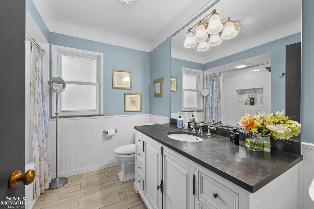 401 Mckinley Avenue Grosse Pointe Farms City MI 48236