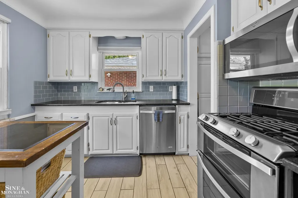 401 Mckinley Avenue Grosse Pointe Farms City MI 48236