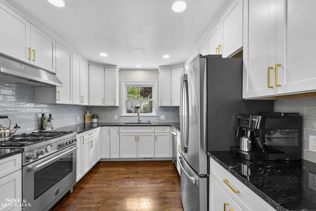 106 Meadow Lane Grosse Pointe Farms City MI 48236