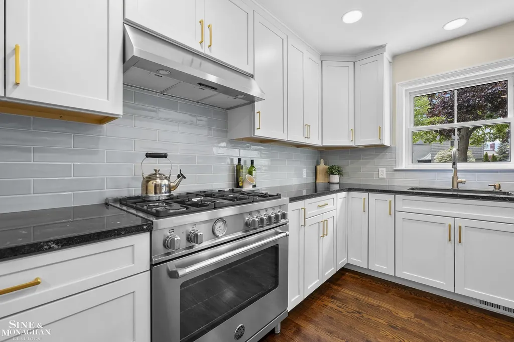 106 Meadow Lane Grosse Pointe Farms City MI 48236