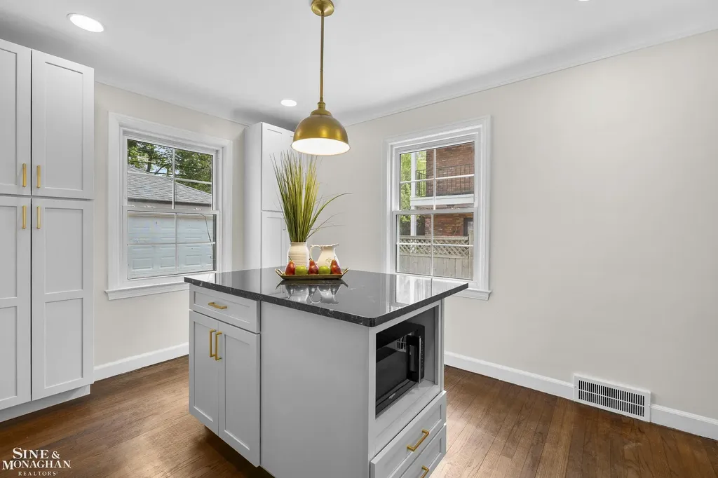 106 Meadow Lane Grosse Pointe Farms City MI 48236