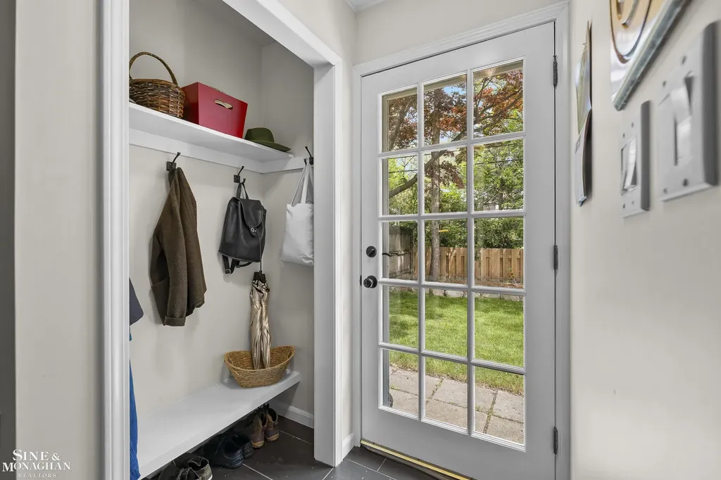 106 Meadow Lane Grosse Pointe Farms City MI 48236