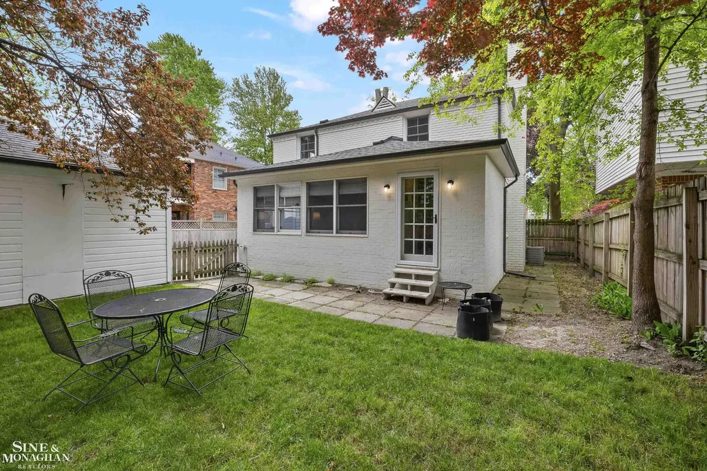106 Meadow Lane Grosse Pointe Farms City MI 48236