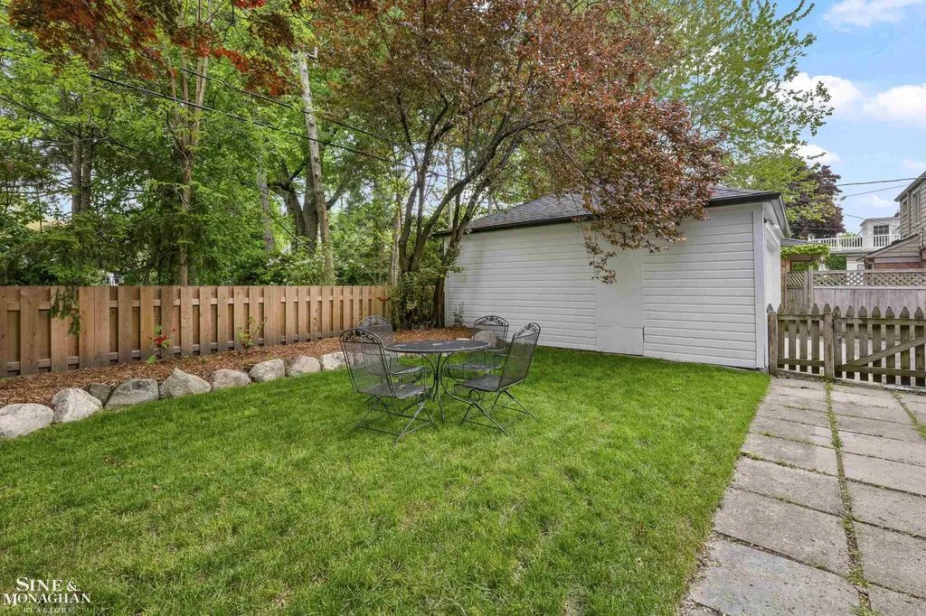 106 Meadow Lane Grosse Pointe Farms City MI 48236