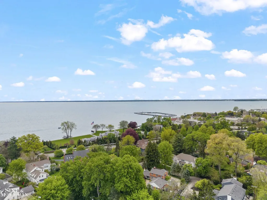 106 Meadow Lane Grosse Pointe Farms City MI 48236