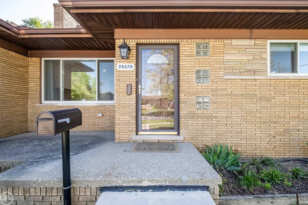 26670 Potomac Court Center Line City MI 48015