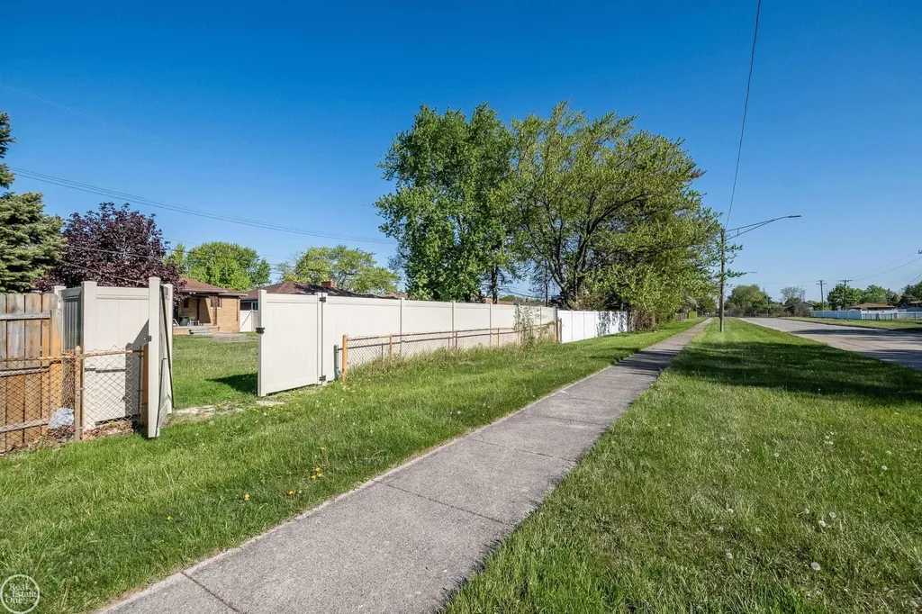 26670 Potomac Court Center Line City MI 48015