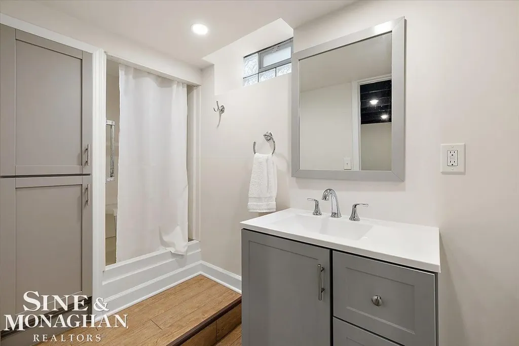 1044 Somerset Avenue Grosse Pointe Park City MI 48230