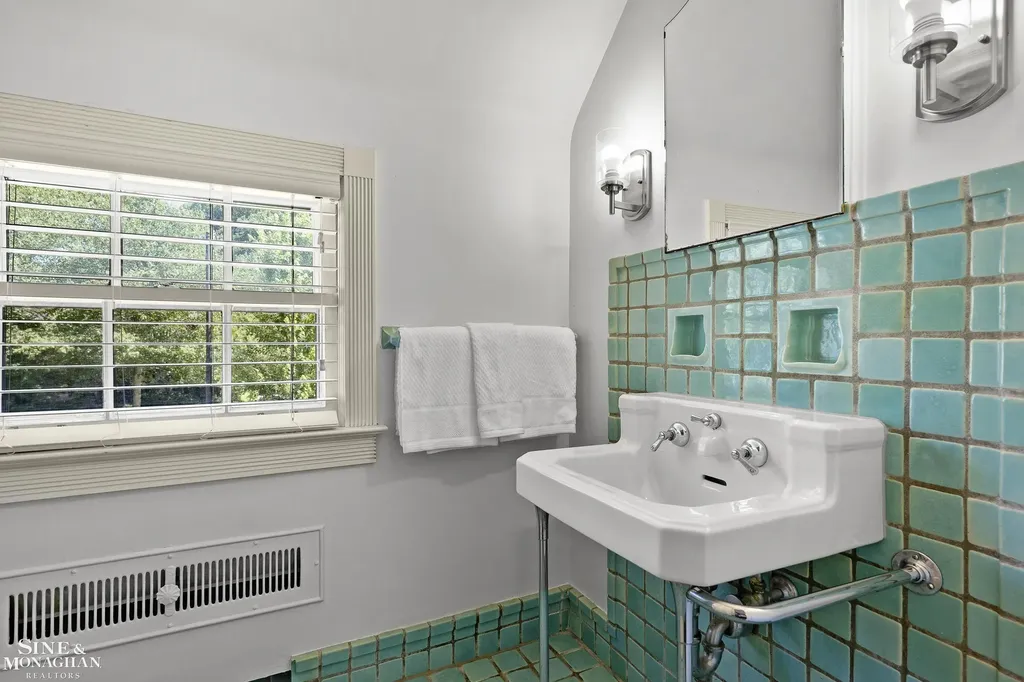 93 Merriweather Road Grosse Pointe Farms City MI 48236