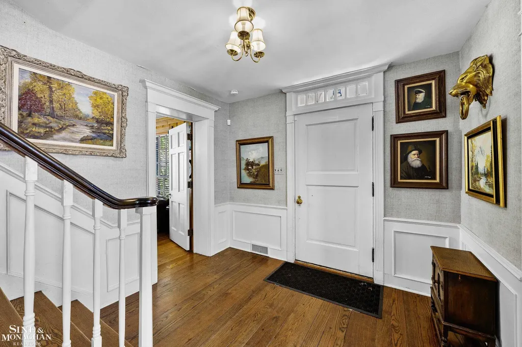 93 Merriweather Road Grosse Pointe Farms City MI 48236