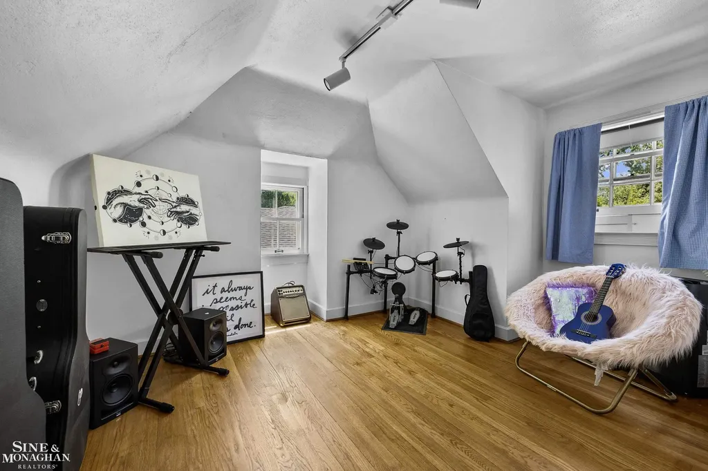 93 Merriweather Road Grosse Pointe Farms City MI 48236