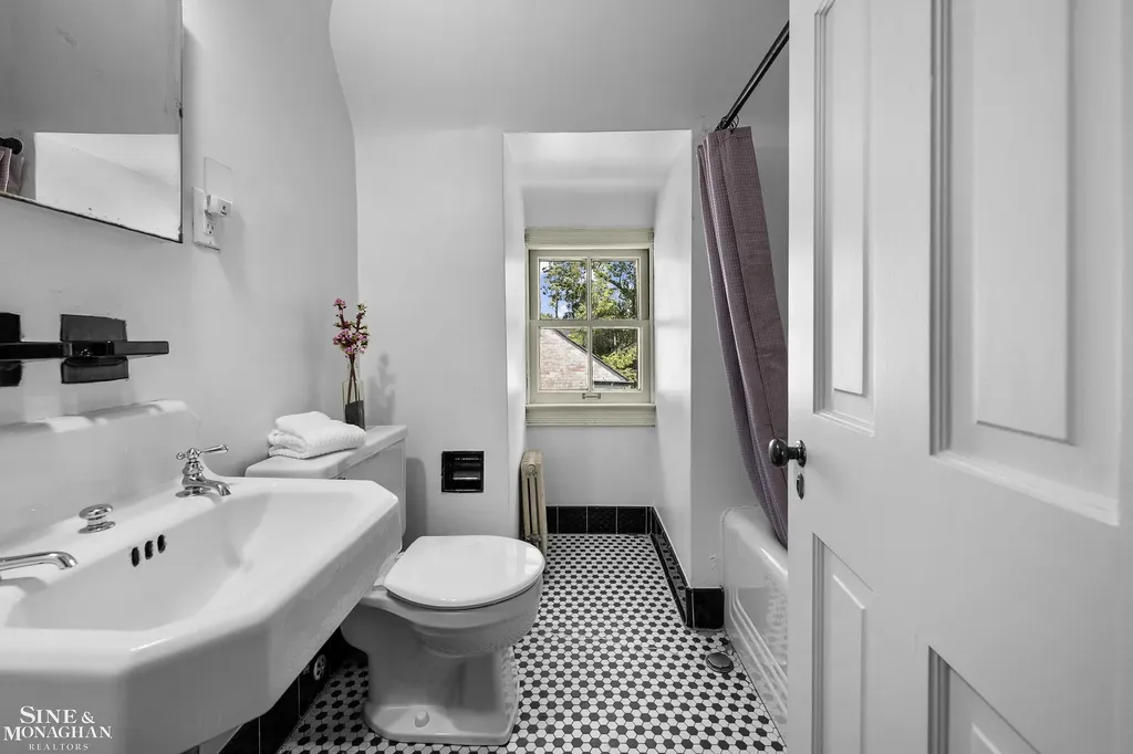 93 Merriweather Road Grosse Pointe Farms City MI 48236
