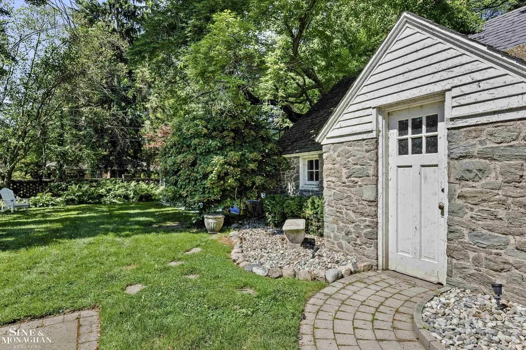 93 Merriweather Road Grosse Pointe Farms City MI 48236