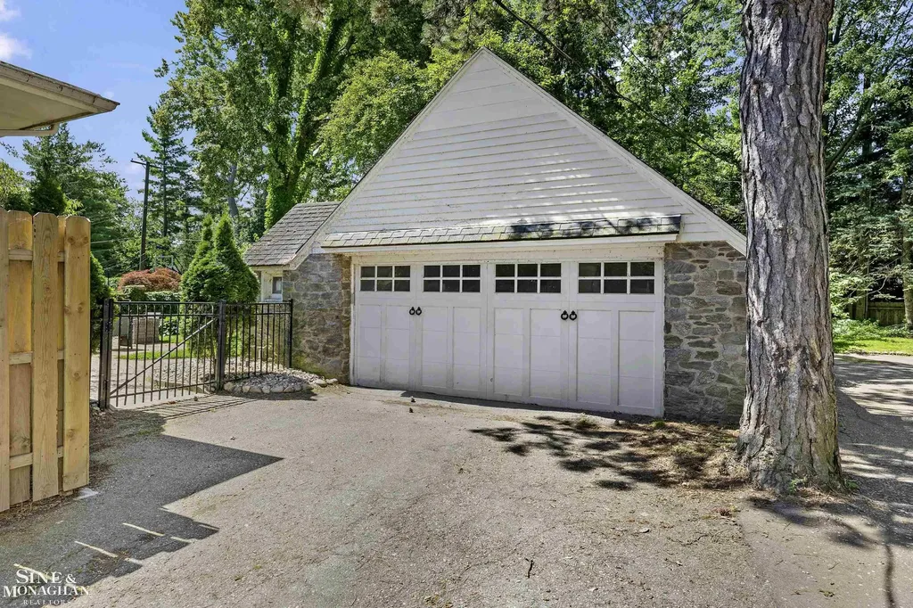 93 Merriweather Road Grosse Pointe Farms City MI 48236