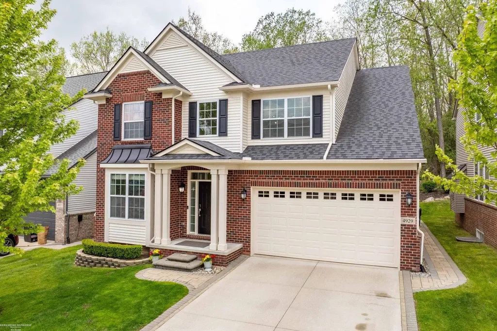 4929 W Stonegate Circle Lake Orion Village MI 48359