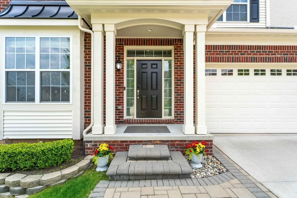 4929 W Stonegate Circle Lake Orion Village MI 48359