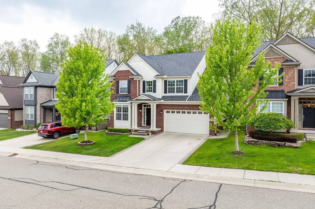 4929 W Stonegate Circle Lake Orion Village MI 48359