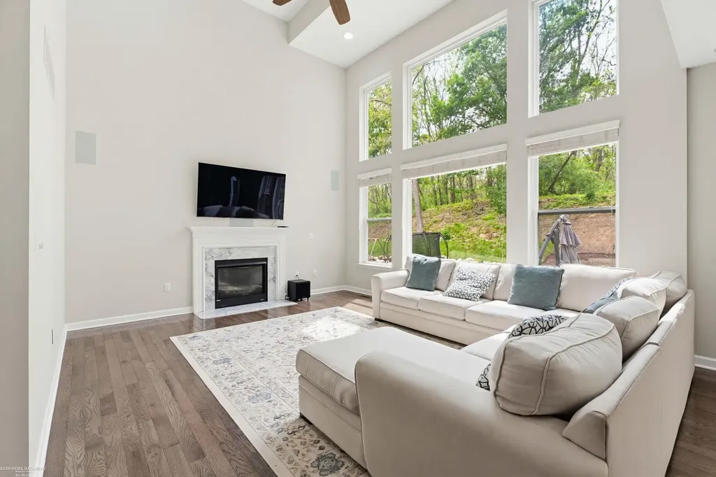 4929 W Stonegate Circle Lake Orion Village MI 48359
