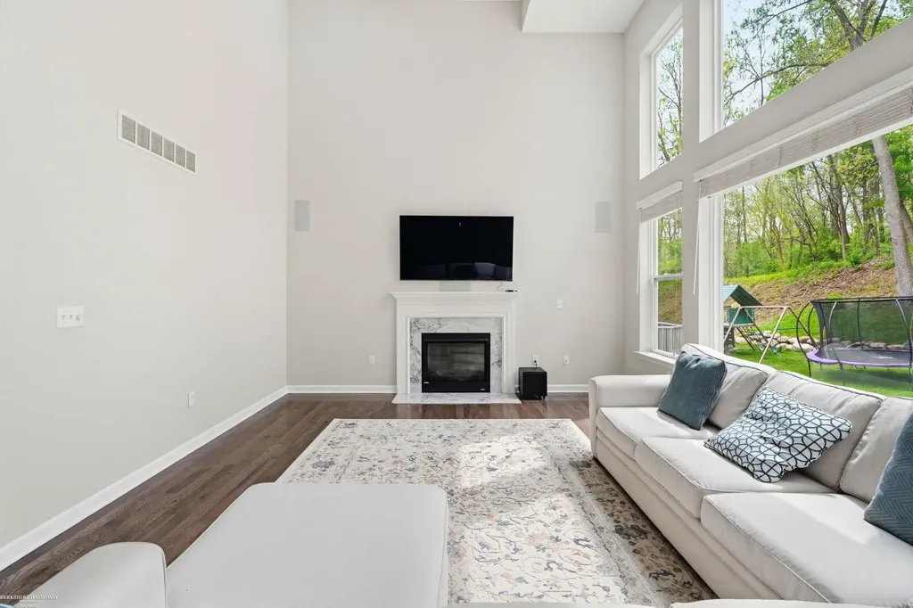 4929 W Stonegate Circle Lake Orion Village MI 48359