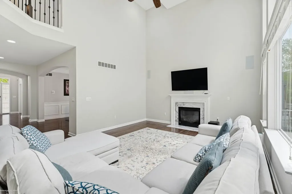 4929 W Stonegate Circle Lake Orion Village MI 48359