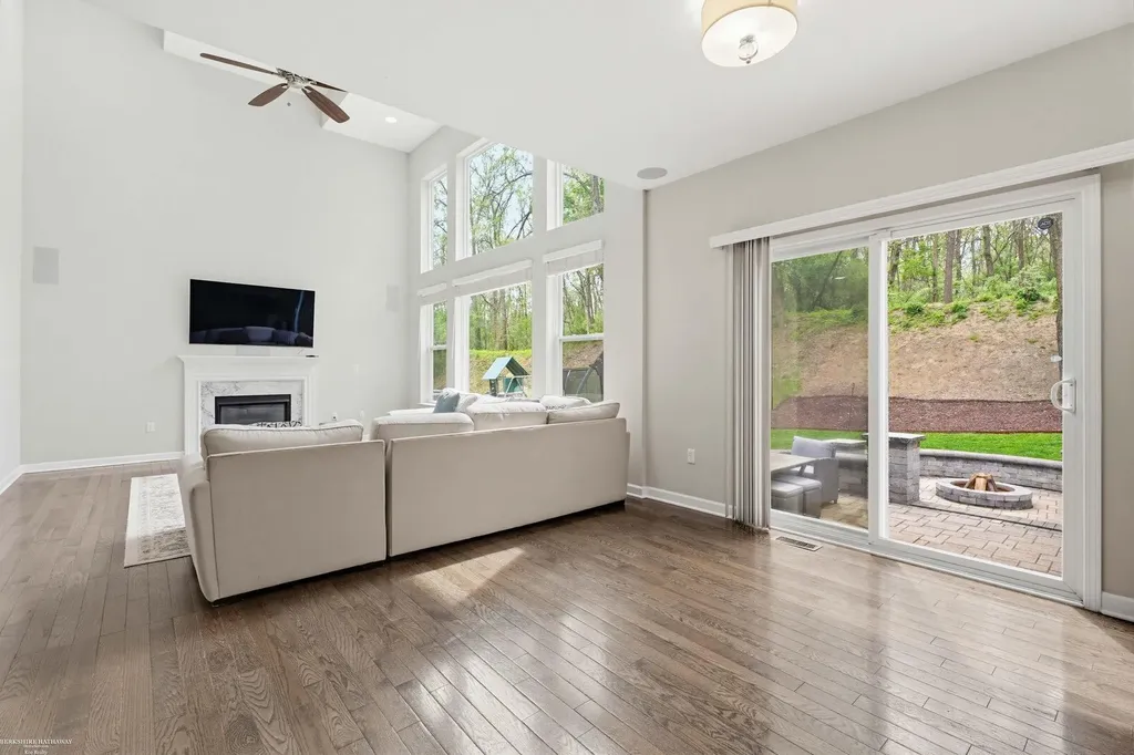 4929 W Stonegate Circle Lake Orion Village MI 48359