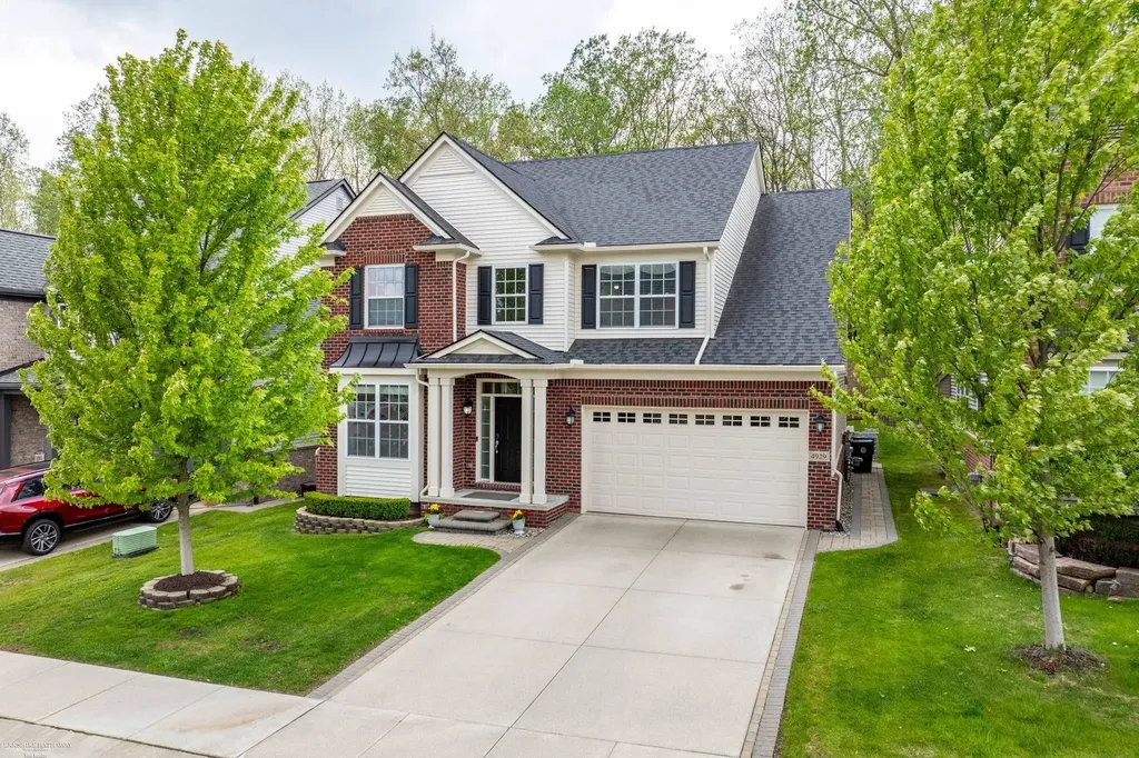 4929 W Stonegate Circle Lake Orion Village MI 48359